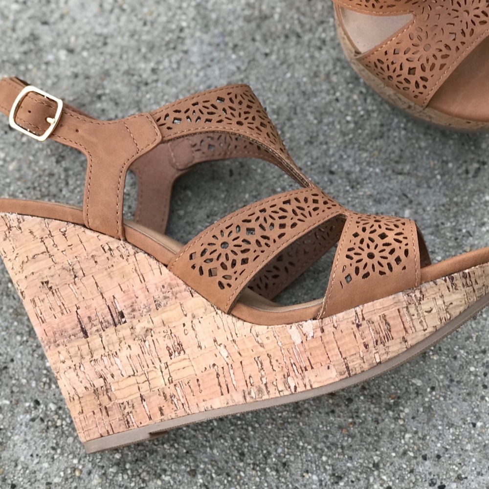 1 Left! Delicious Tan Cork Platform Wedge Sandal - Picture 3 of 8